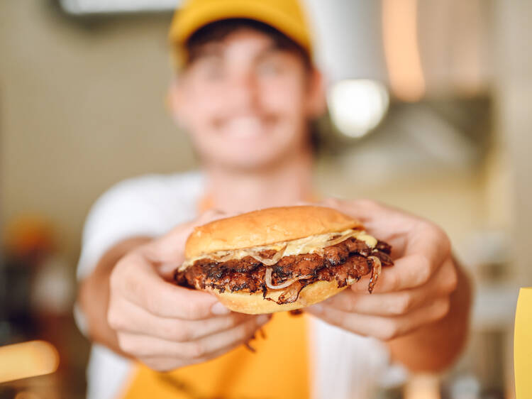 Smash burgers: seis sítios onde comer os hambúrgueres da moda (e ser feliz)