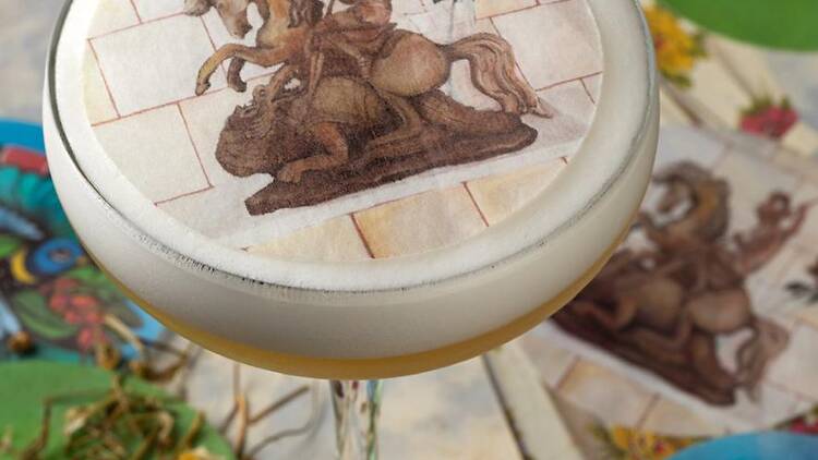  Vernissage, uma pegada mais de Whisey sour. Leva Cachaça de amburana e Whisky com infusão de camomila, mel, limão, aroma de baunilha e uma imagem em papel de arroz na guarnição