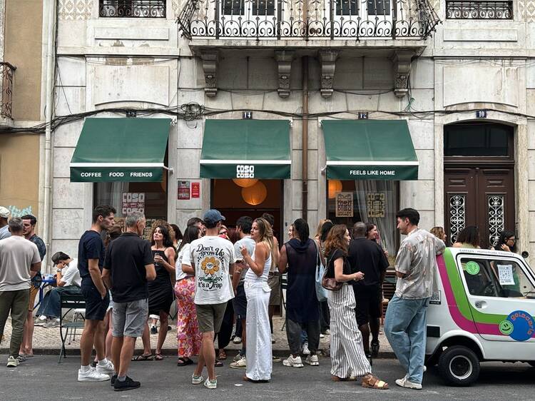 É um café? Um bar? Uma galeria de arte? É o Casa Casa