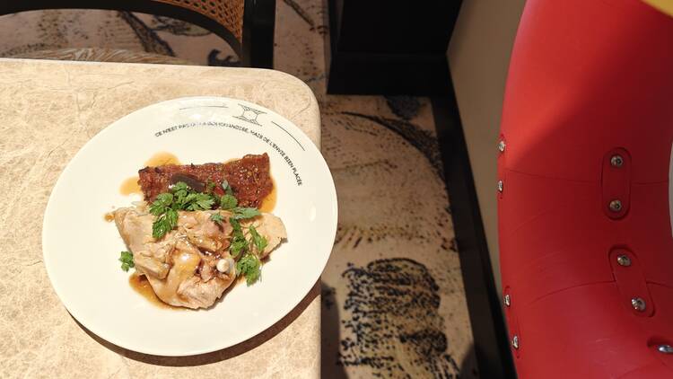 Dans le Marais, Eloi Spinnler tente de rendre cool et durable le buffet à volonté