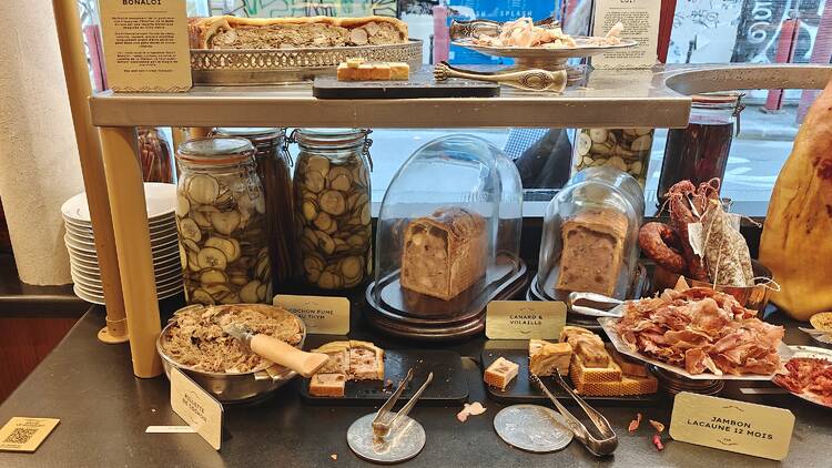 Dans le Marais, Eloi Spinnler tente de rendre cool et durable le buffet à volonté