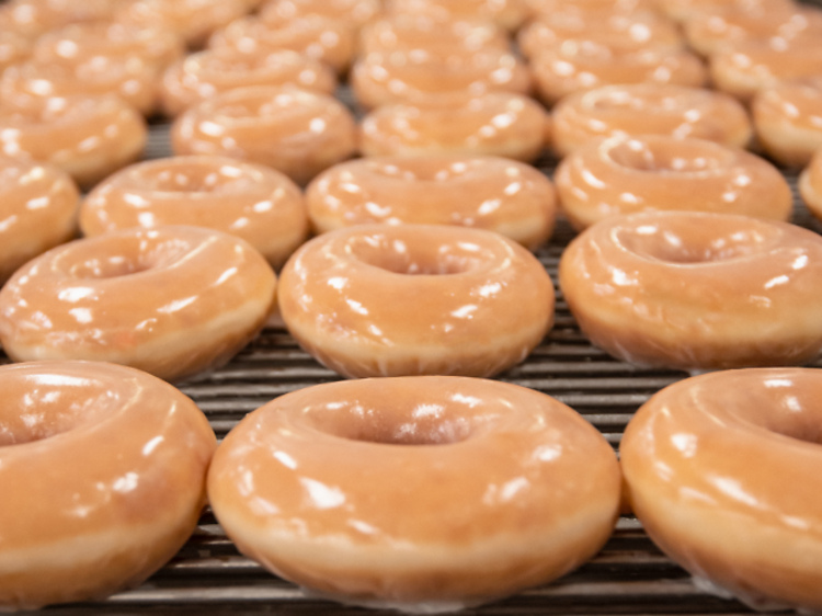 Los dónuts de Krispy Kreme llegan por fin Madrid: están repartiendo gratis hoy más de 100.000 como adelanto a su primera tienda