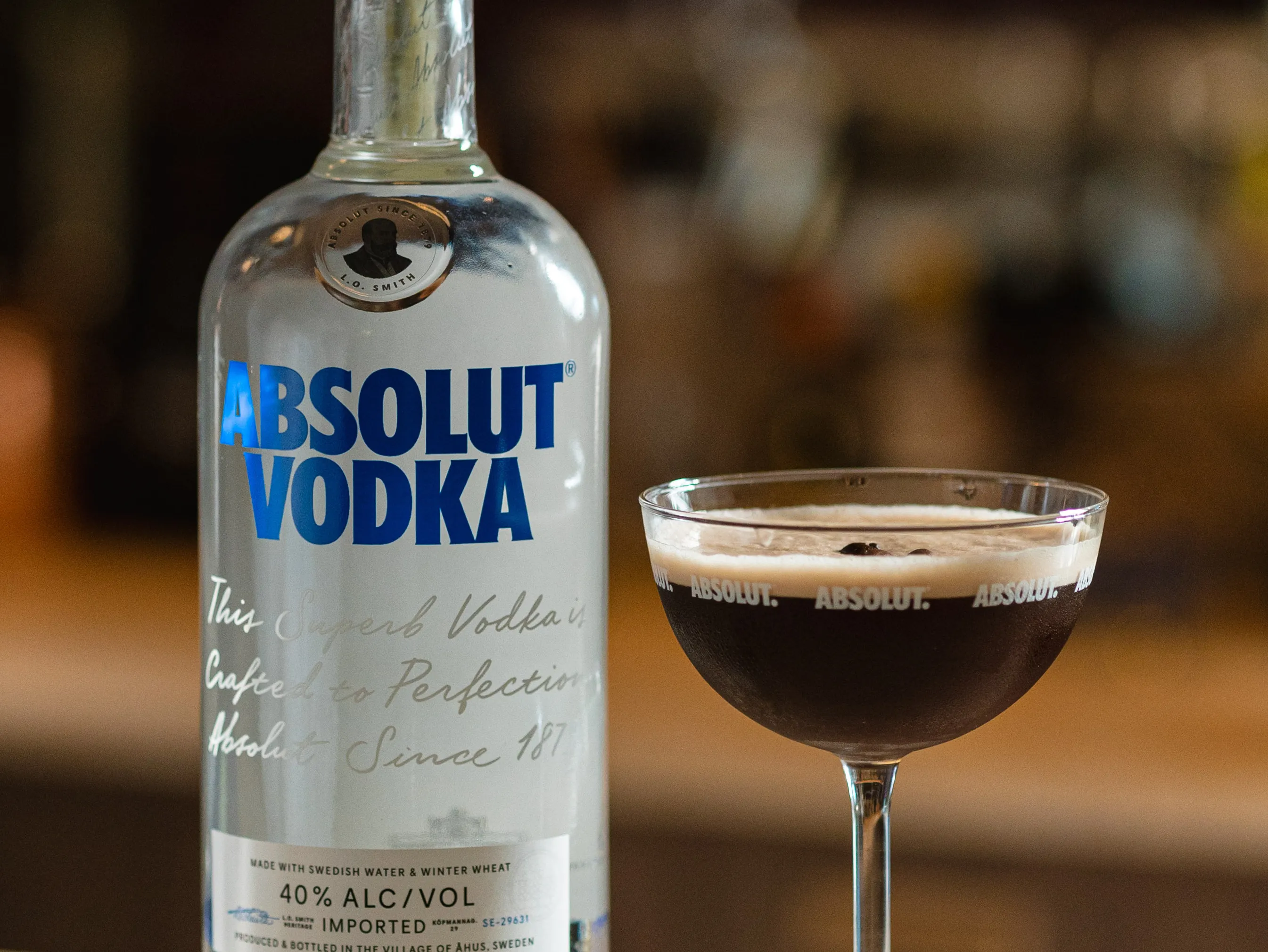 Az Absolut Bár vodkája és kávés koktélja a Time Out Market Budapesten elkészítve talpas pohárban