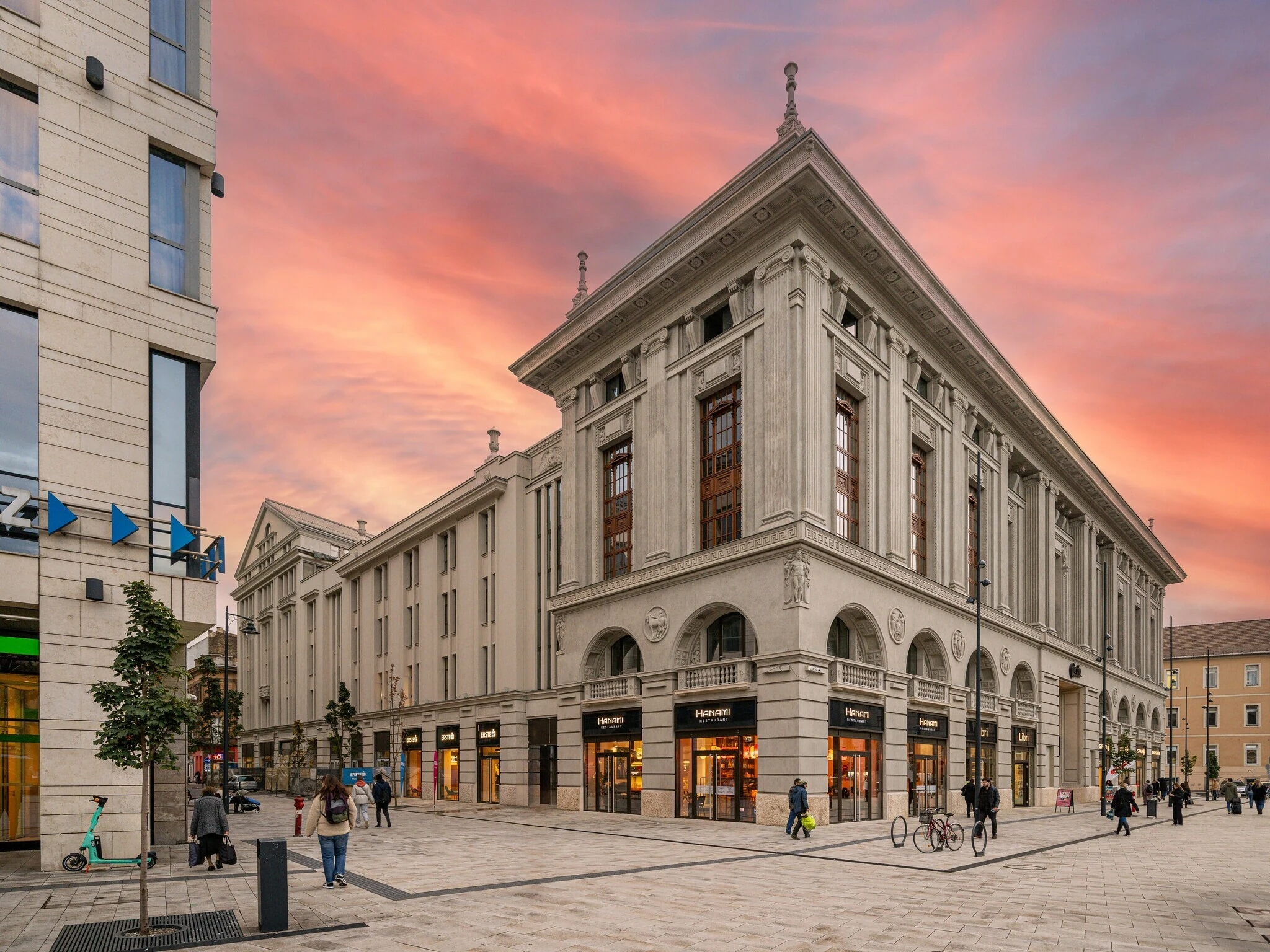 A Corvin Palace homlokzata a Blaha Lujza t&eacute;ren