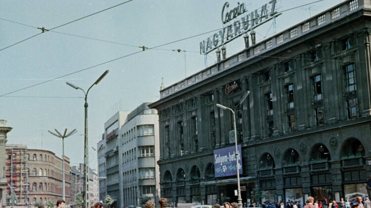 1963-as kép a Corvin Nagyáruház, ma Corvin Palace előtt a Blaha Lujza téren, gyalogosokkal az épület előtt