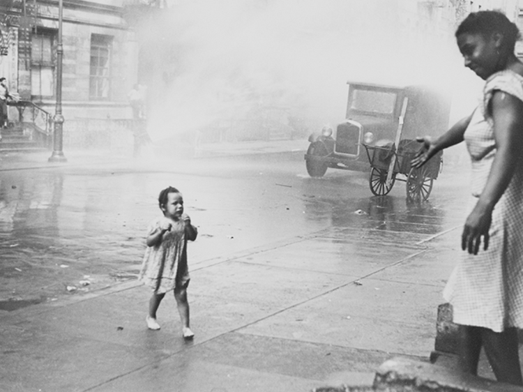 En esta exposición de Helen Levitt en el KBr podréis ver cómo era la vida en las calles de Nueva York y México el siglo pasado