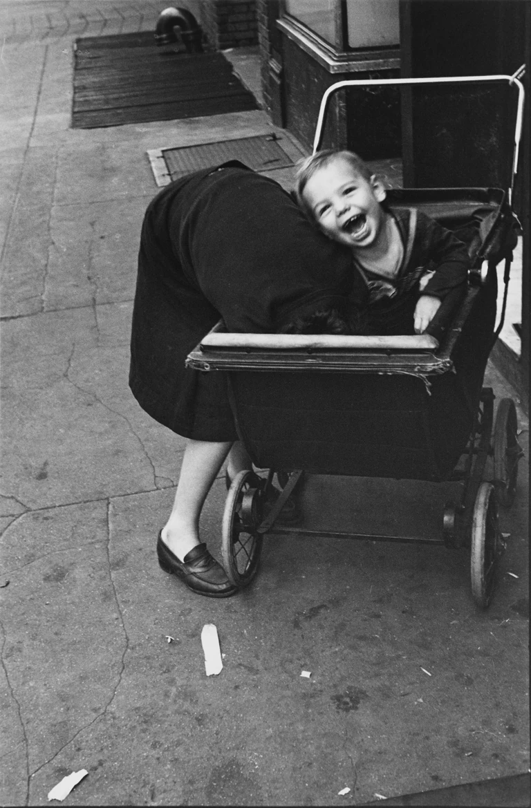 Helen Levitt, New York, c. 1942 I Impressi&oacute; en gelatina de plata I &copy; Film Documents LLC, courtesy Zander Galerie, Cologne