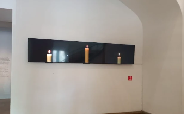 Essays for Peace, pau, espelmes