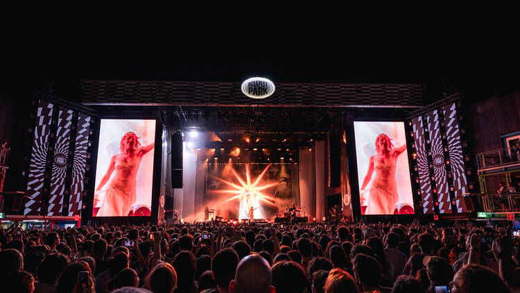 Aurora koncert a Budapest Park nagyszínpadán, előtte a tömeg