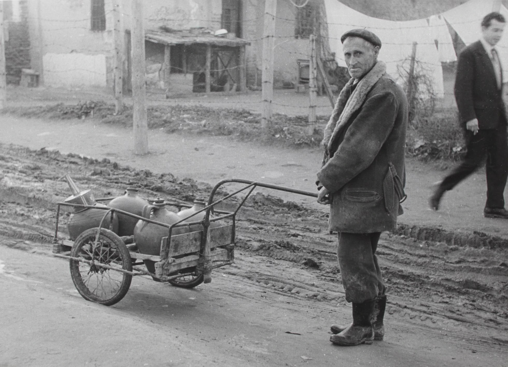 Un aguador en el Cerro del T&iacute;o P&iacute;o, en Vallecas, hacia 1960 (foto: Cu&eacute;ntame c&oacute;mo era Madrid).