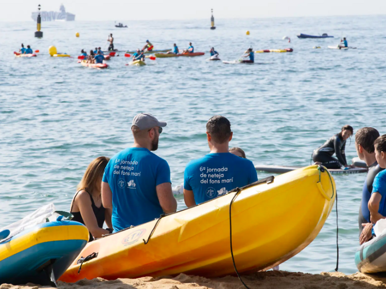 Jornada de neteja del fons marí a la platja de la Mar Bella el divendres 19 de setembre