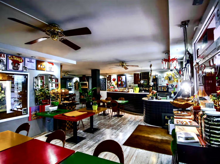 El secreto mejor guardado de la Costa Brava es este hostal con arroces del Ampurdán a precios populares (¡y tiene un museo de La Trinca!)