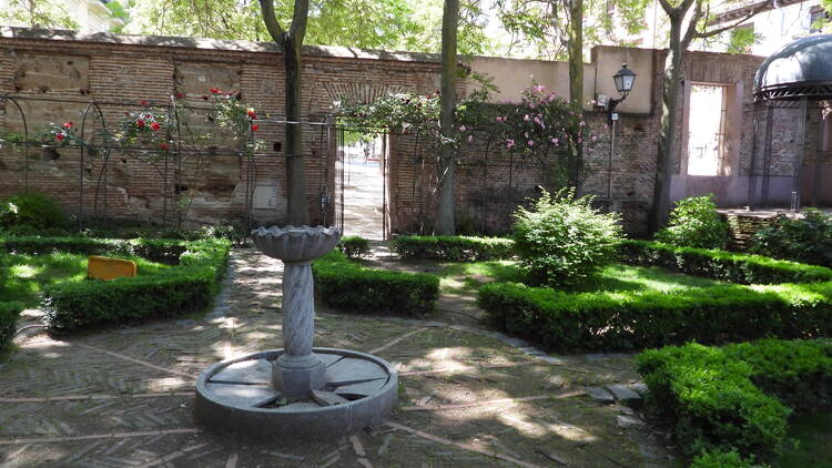 Fuente de piedra en el interior de los Jardines del Príncipe de Anglona