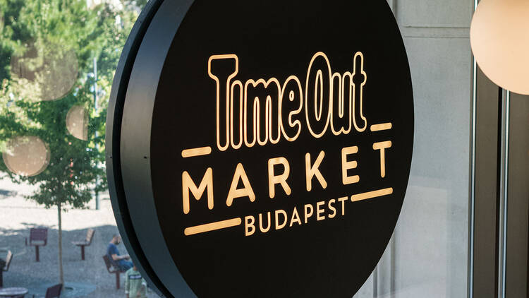 A Time Out Market Budapest belül, a márka felirata egy táblán