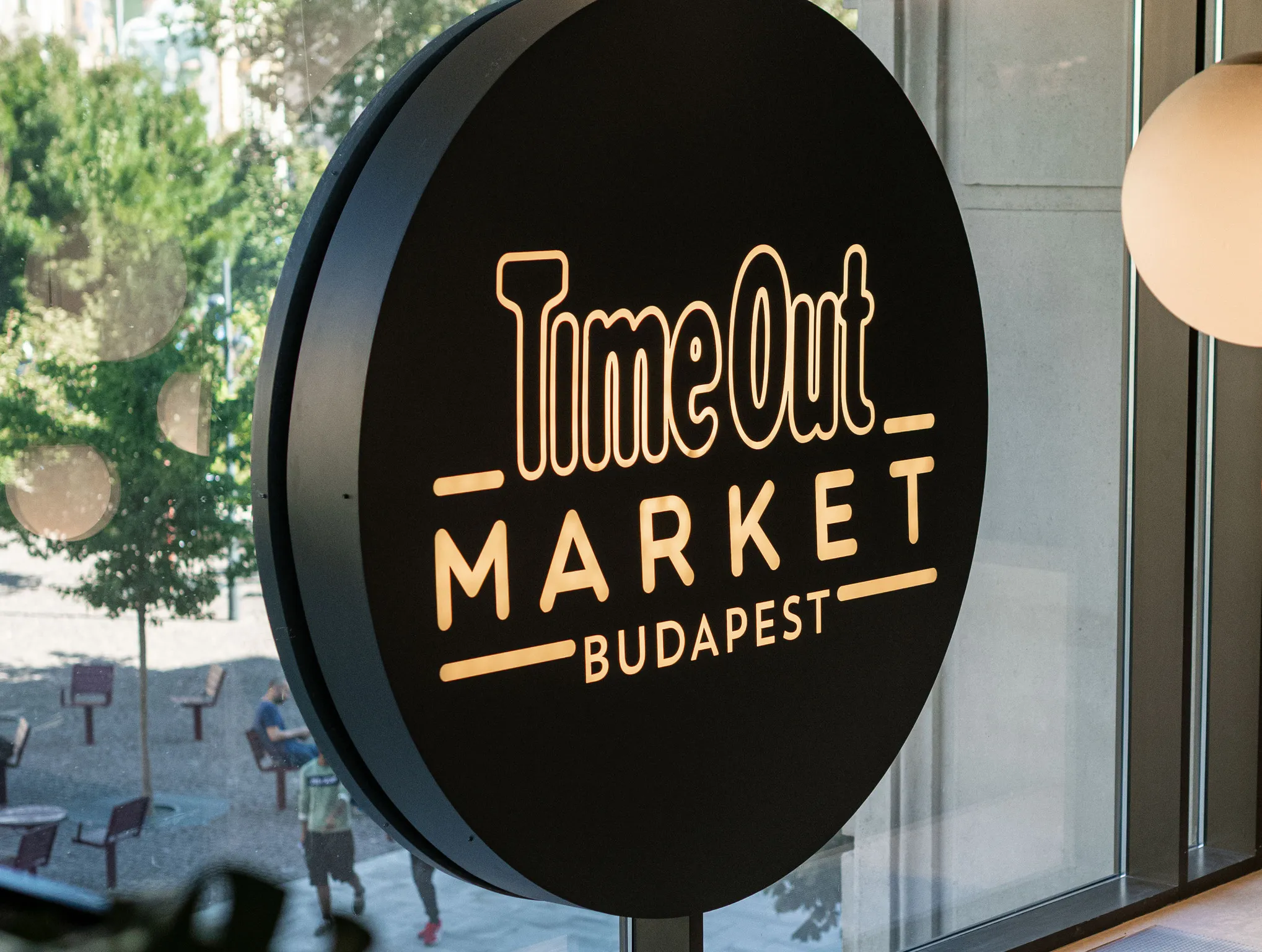 A Time Out Market Budapest bel&uuml;l, a m&aacute;rka felirata egy t&aacute;bl&aacute;n