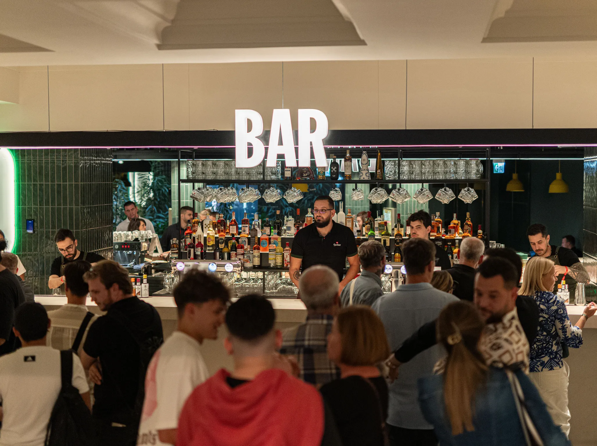 Emberek a Time Out Market Budapest Bár pultja előtt