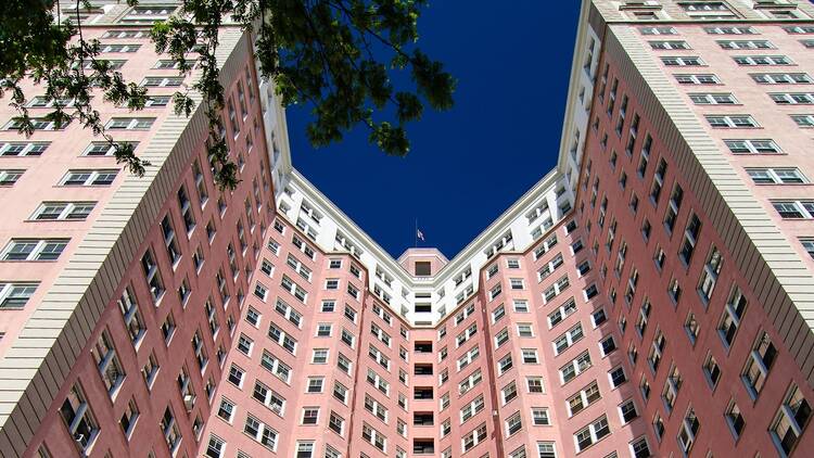 An exterior photograph of the Edgewater Beach Apartments.