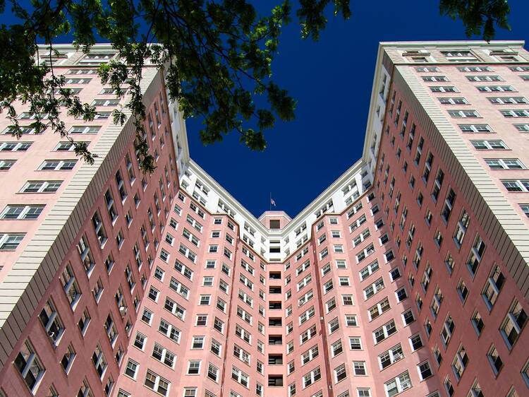 An exterior photograph of the Edgewater Beach Apartments.