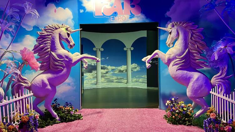 Une licorne rose géante débarque au centre-ville avec des cocktails gratuits
