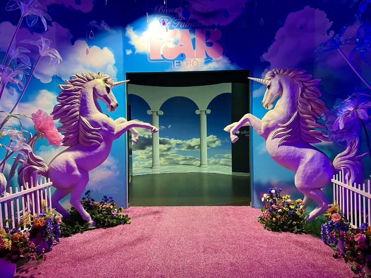 Une licorne rose géante débarque au centre-ville avec des cocktails gratuits
