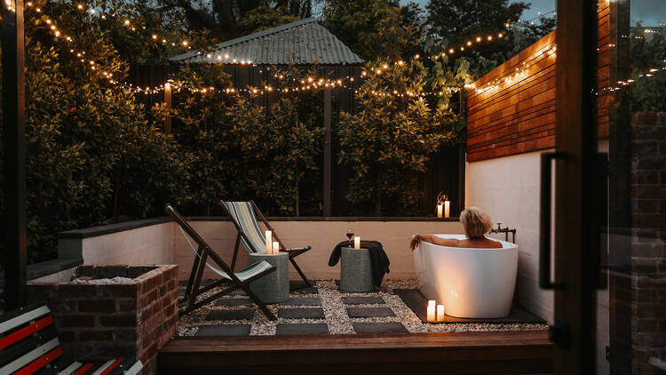 Ourdoor bathtub under fairy lights