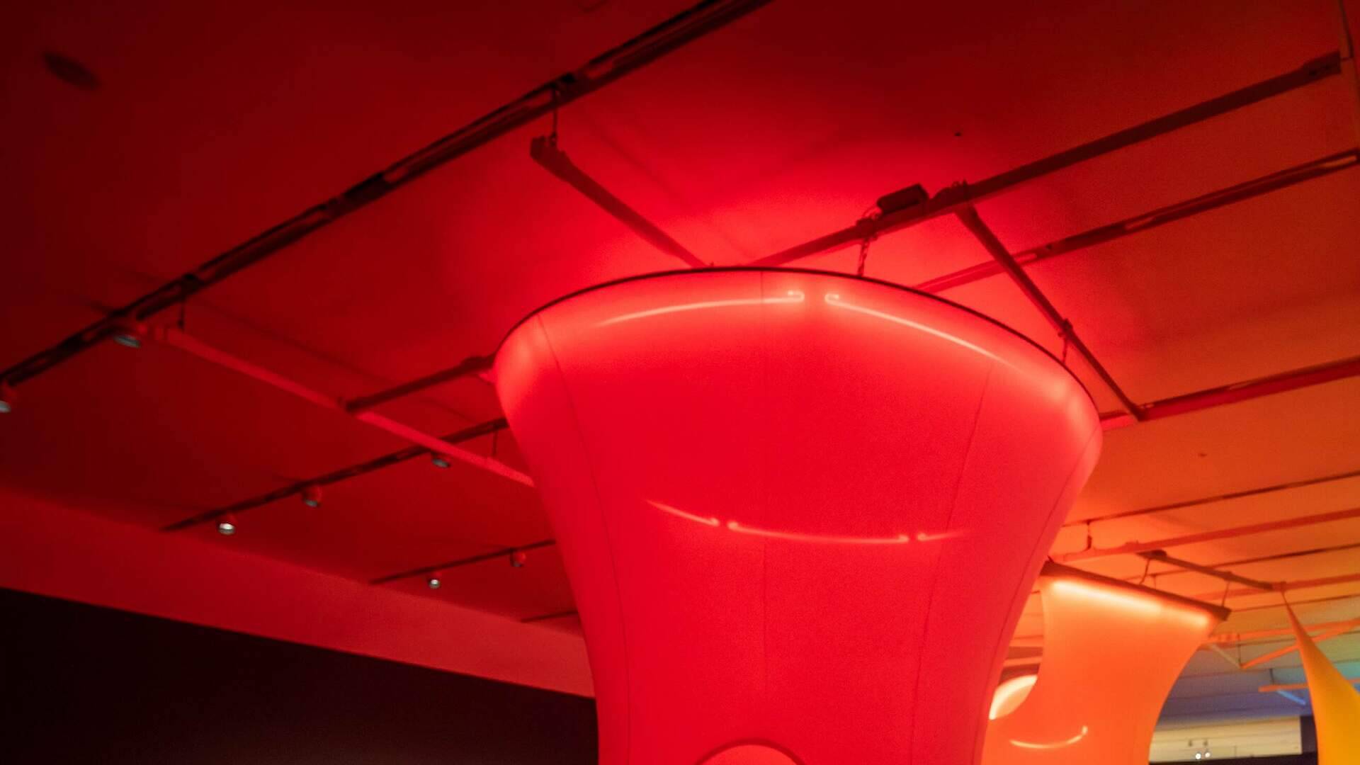 M+ 博物館藝術展｜女性藝術家展覽打卡位彩虹隧道/羽毛室/無限鏡房/鹽田千春全新作品/門票攻略