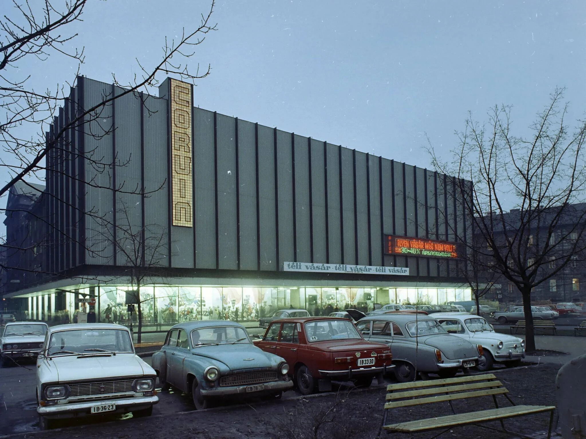 D&rsquo;ancien temple du shopping &agrave; QG des nuits les plus d&eacute;brid&eacute;es : la folle &eacute;pop&eacute;e du Corvin Palace, aujourd&rsquo;hui repaire du Time Out Market Budapest