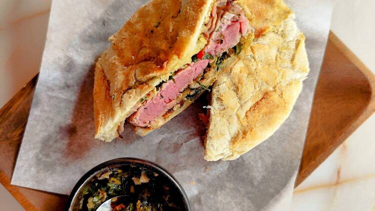 Prego com chimichurri, do Proua