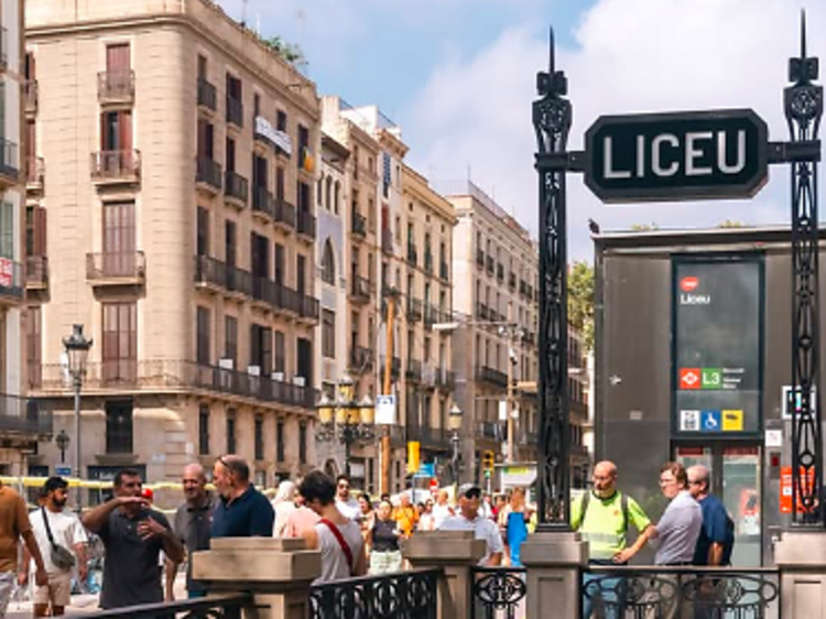 El metro hace un viaje a 1925: la estación de Liceu recupera los pináculos y carteles originales de cuando se inauguró hace 100 años