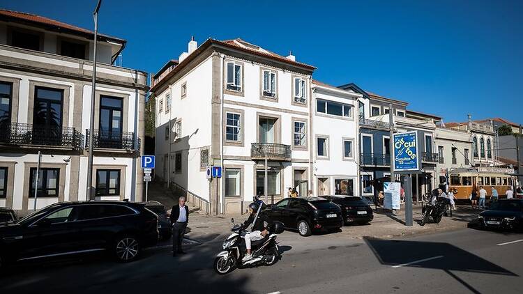 Conheça a Biblioteca Poética Eugénio de Andrade