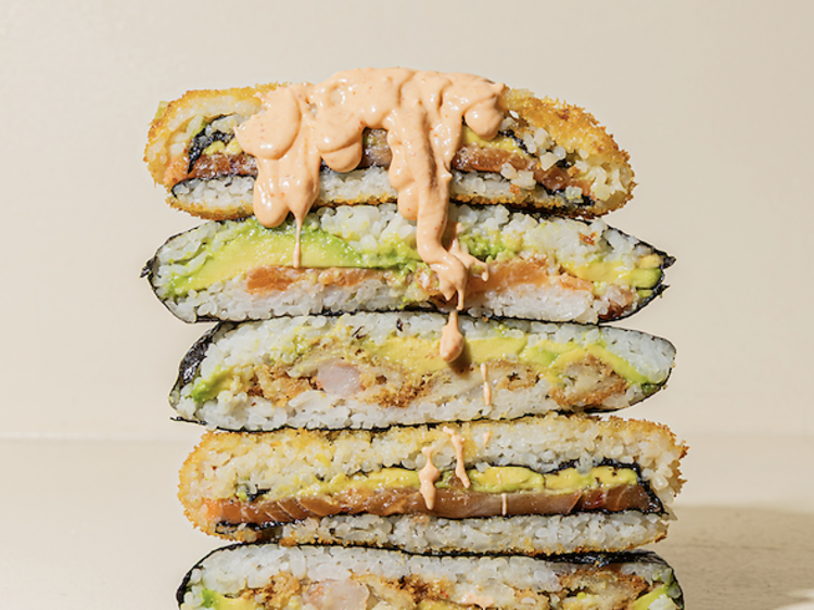 Dónde probar el sándwich de sushi que esconde Madrid: descubre la última tendencia callejera para comer barato y rápido
