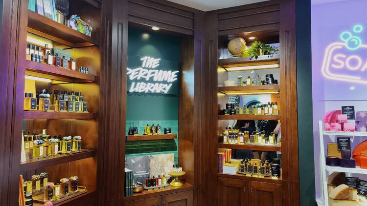 全港首間 Lush「香水圖書館」概念店開幕 匯聚齊全 Lush 香水、自家黑膠唱片及精選書籍 限時香氛壓花書籤體驗