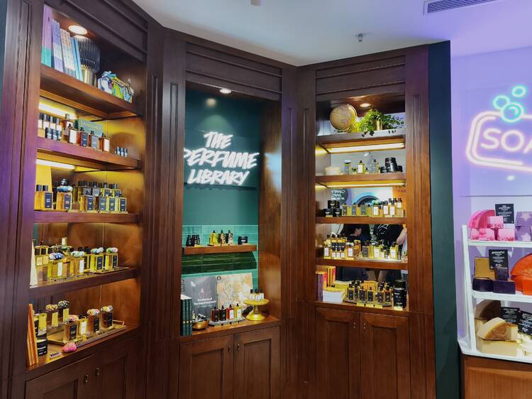 全港首間 Lush「香水圖書館」概念店開幕 匯聚齊全 Lush 香水、自家黑膠唱片及精選書籍 限時香氛壓花書籤體驗