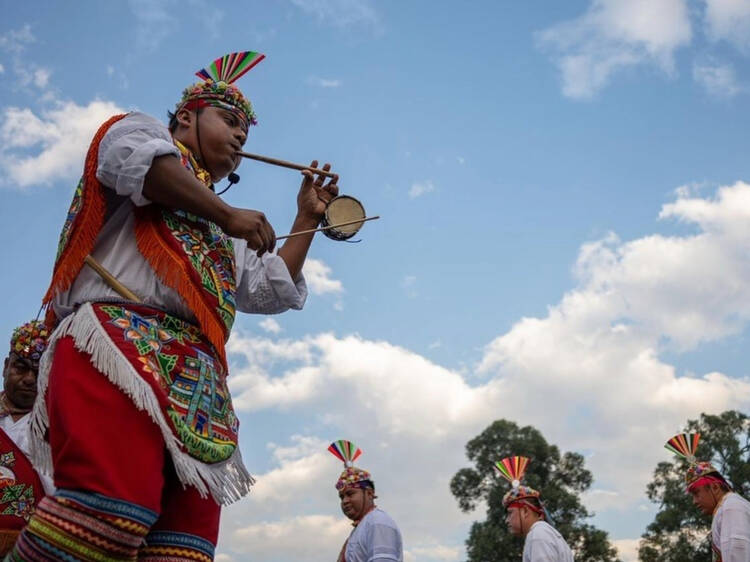 Carrera de disfraces de dioses mesoamericanos