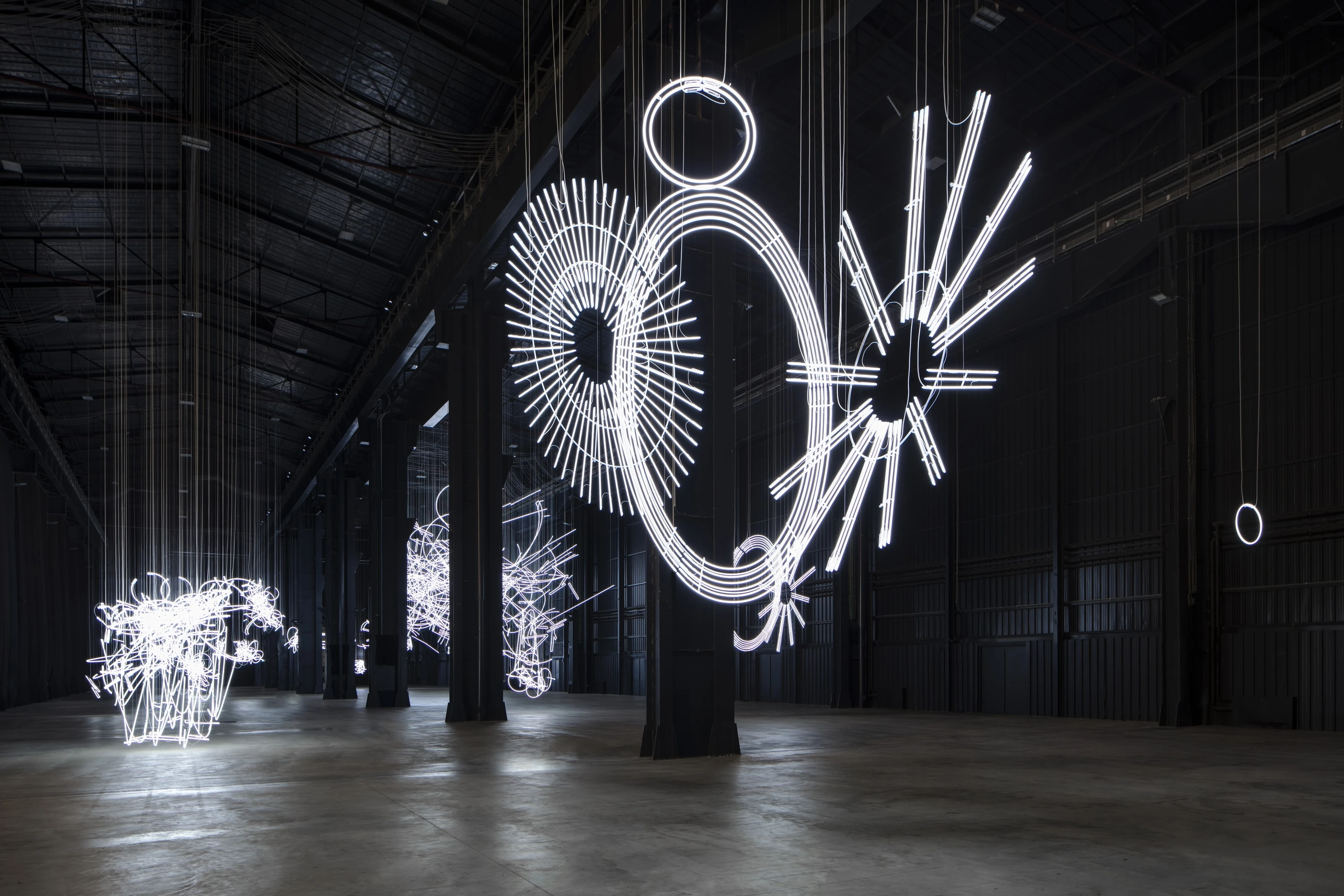 "Formas no Espa&ccedil;o&hellip; atrav&eacute;s da Luz (no Tempo)", Cerith Wyn Evans, MAAT