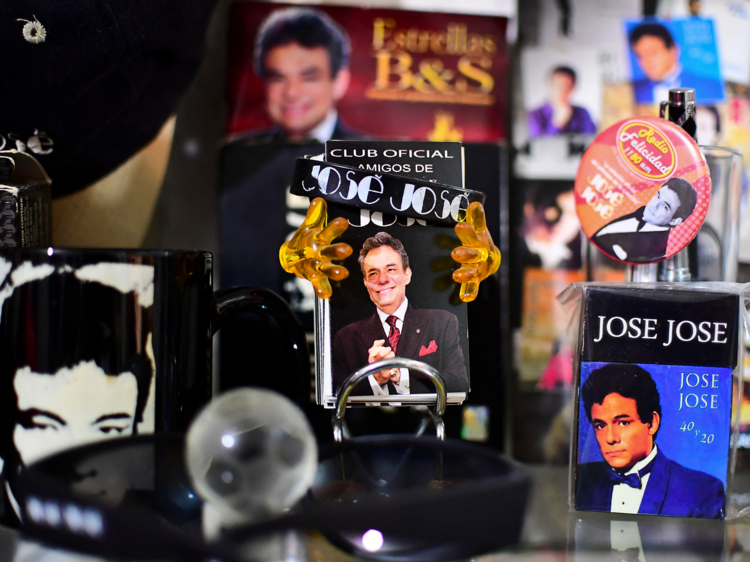 Abren exposición en CDMX con colección privada de José José