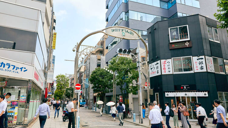 Jimbocho’s Suzuran-dori shotengai 