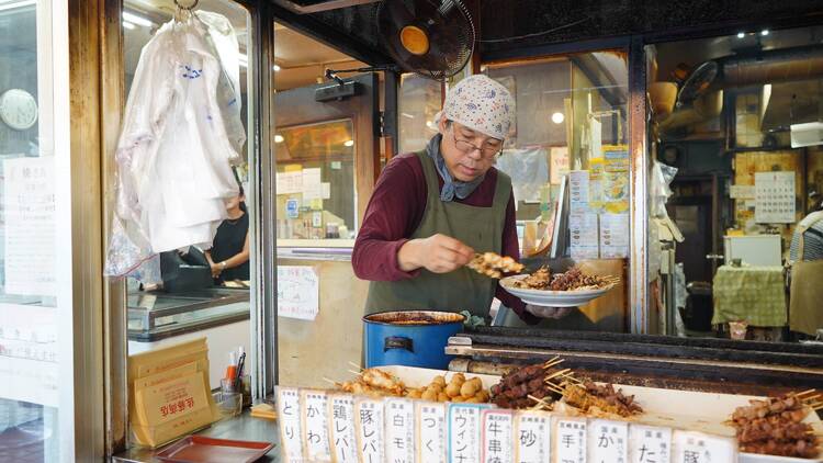 名物焼き鳥をほおばる。