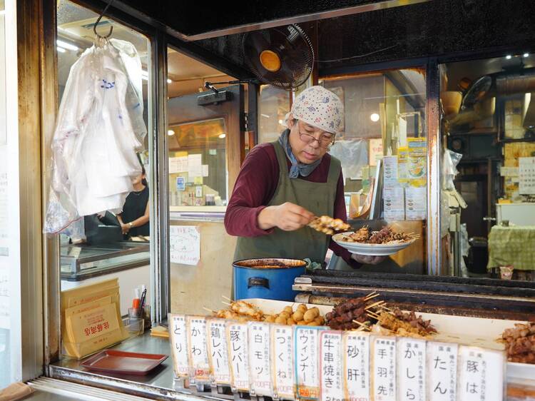 名物焼き鳥をほおばる。