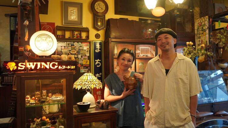 骨董に囲まれながら乾杯する。