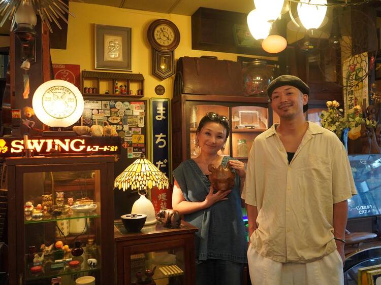 骨董に囲まれながら乾杯する。