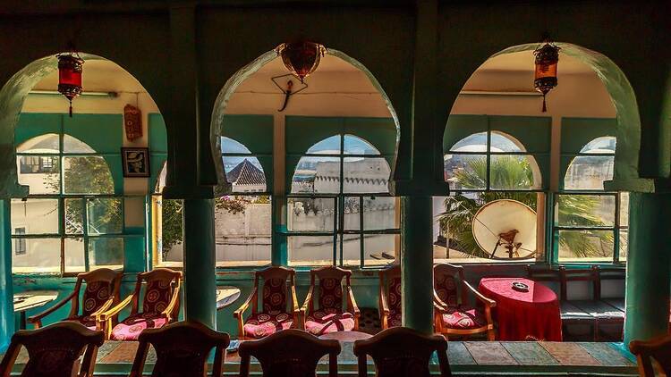 Siroter un thé à la menthe au Café Baba Siroter un thé à la menthe au Café Baba