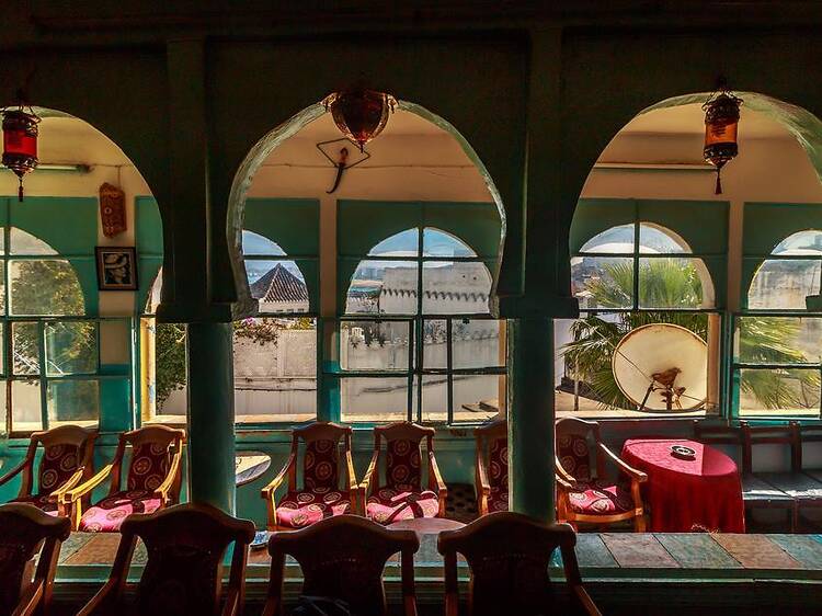 Siroter un thé à la menthe au Café Baba Siroter un thé à la menthe au Café Baba