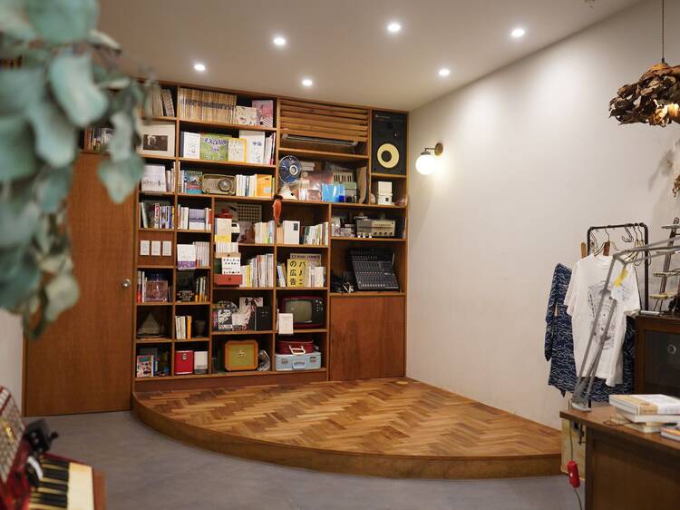 まずは一夜団地の住人になる。