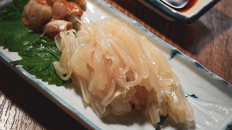 取れたてイカの軽快な歯応えにうなる。 取れたてイカの軽快な歯応えにうなる。