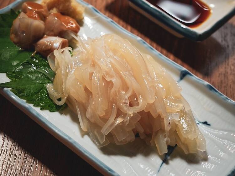 取れたてイカの軽快な歯応えにうなる。 取れたてイカの軽快な歯応えにうなる。