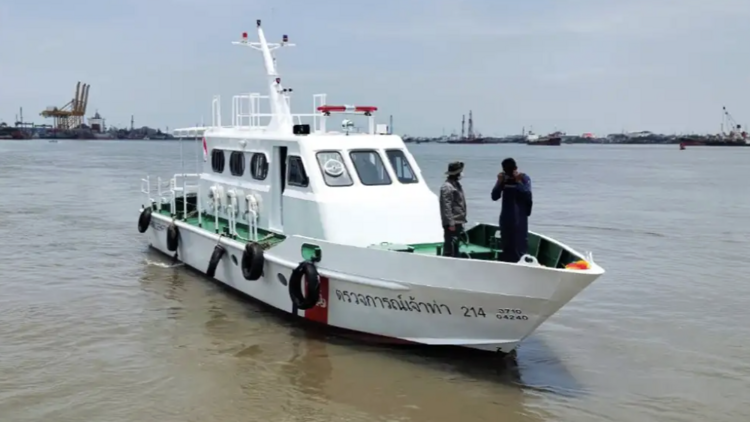 Beat the Samsen sinkhole with free boat rides