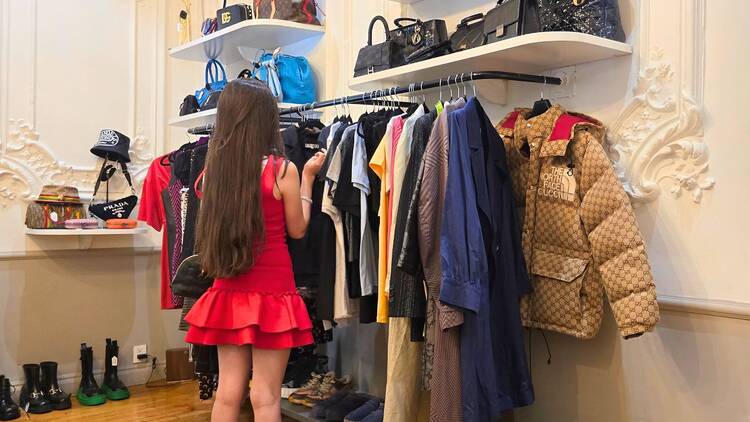 Persona viendo ropa segunda mano en Irene Buffa CDMX