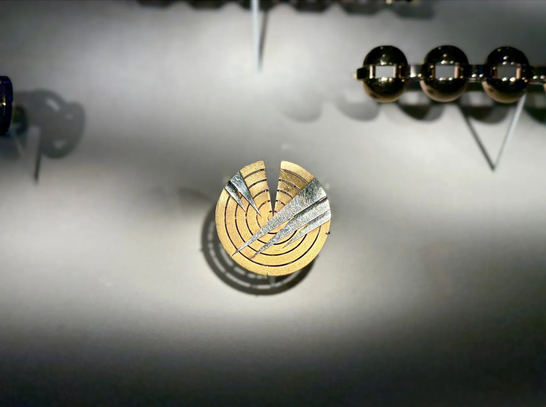 永遠なる瞬間 ヴァン クリーフ＆アーペル —— ハイジュエリーが語るアール・デコ