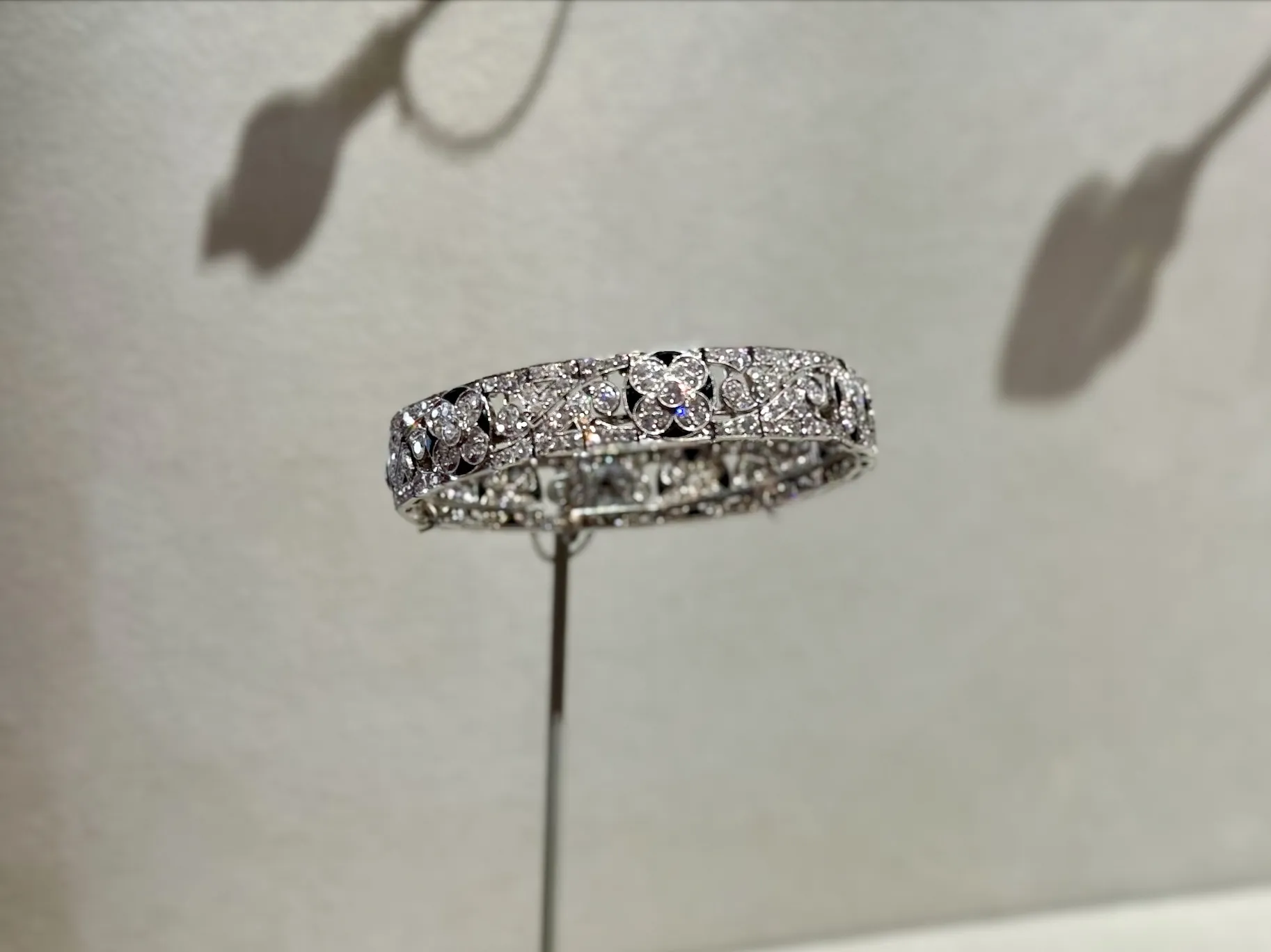 永遠なる瞬間 ヴァン クリーフ＆アーペル —— ハイジュエリーが語るアール・デコ